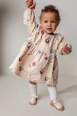 Dawson, Dress