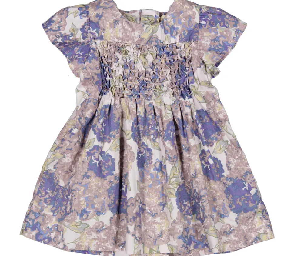 Daylin, Dress