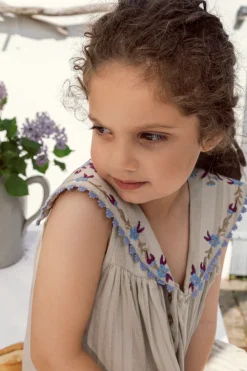 Dilana, Dress