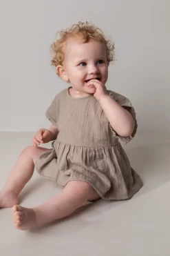 Dovana, Dress