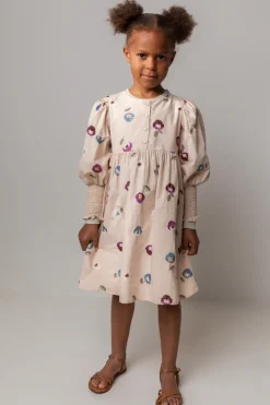 Dura, Dress