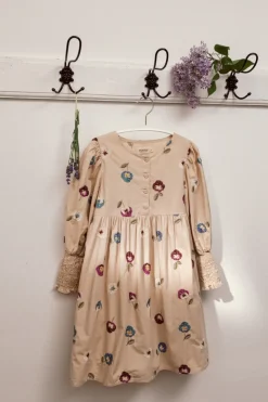 Dura, Dress